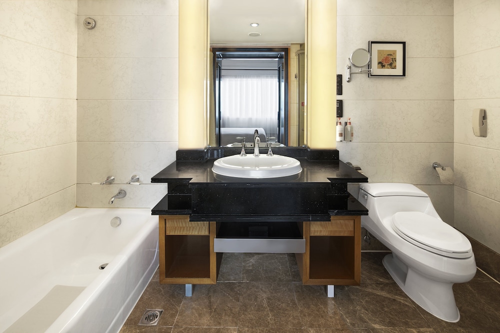 1 Bedroom, Suite, King Bed, Crowne Plaza Chengdu City Center 4/5