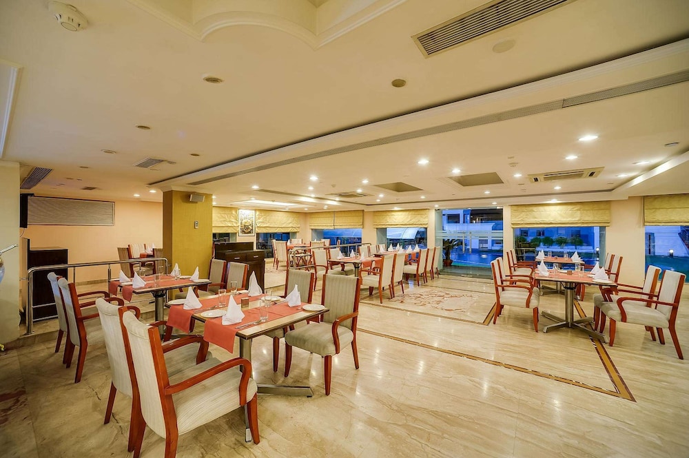ROYAL SAROVAR PORTICO 23/35