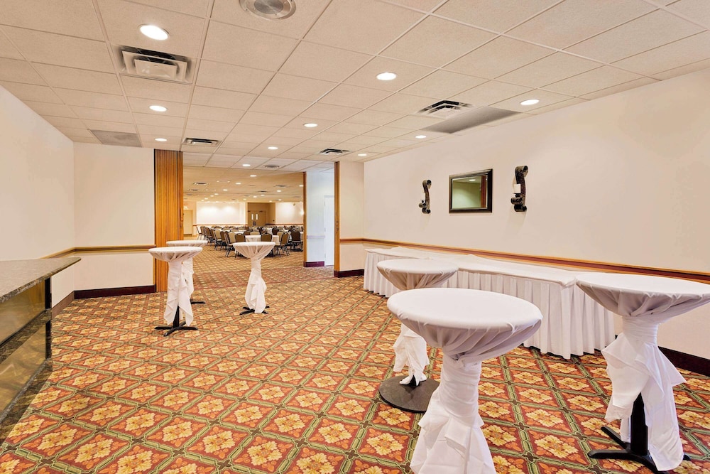 Ramada by Wyndham Marquette 28/59