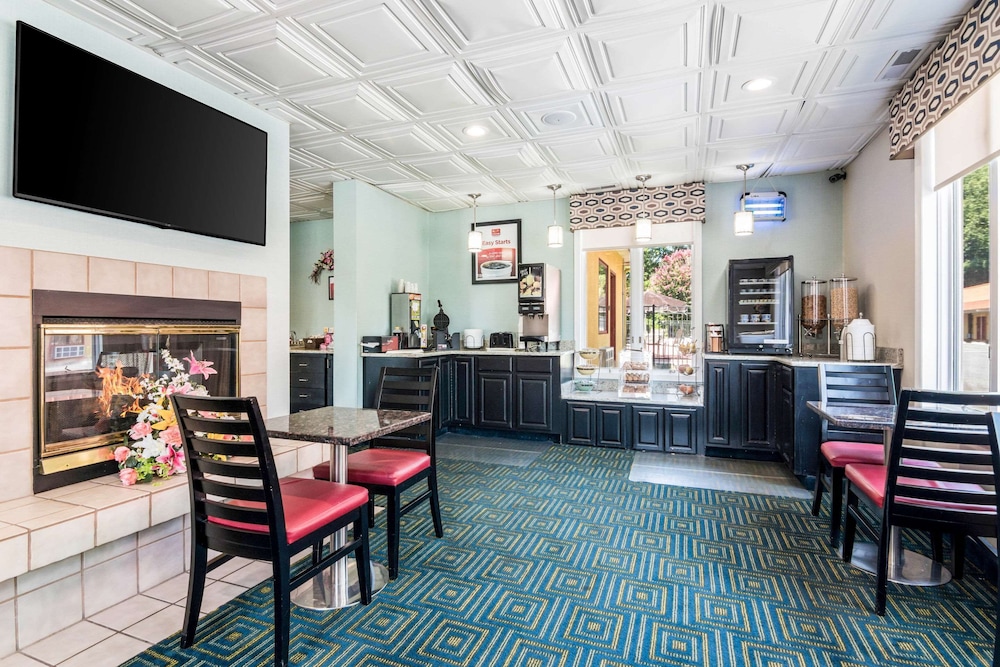 Econo Lodge Pocomoke City Hwy 13 11/23