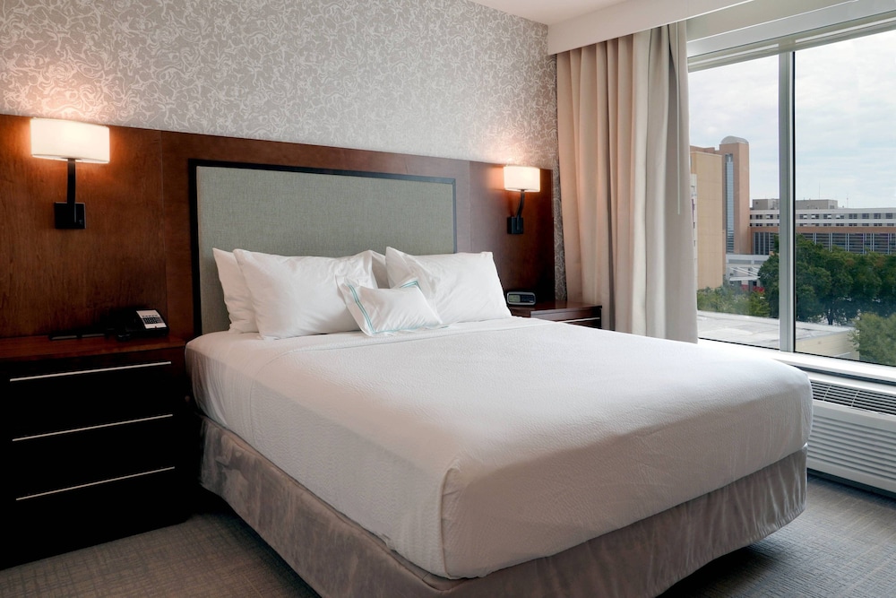 STUDIO, KING BED, SOFA, ACCESSIBLE
