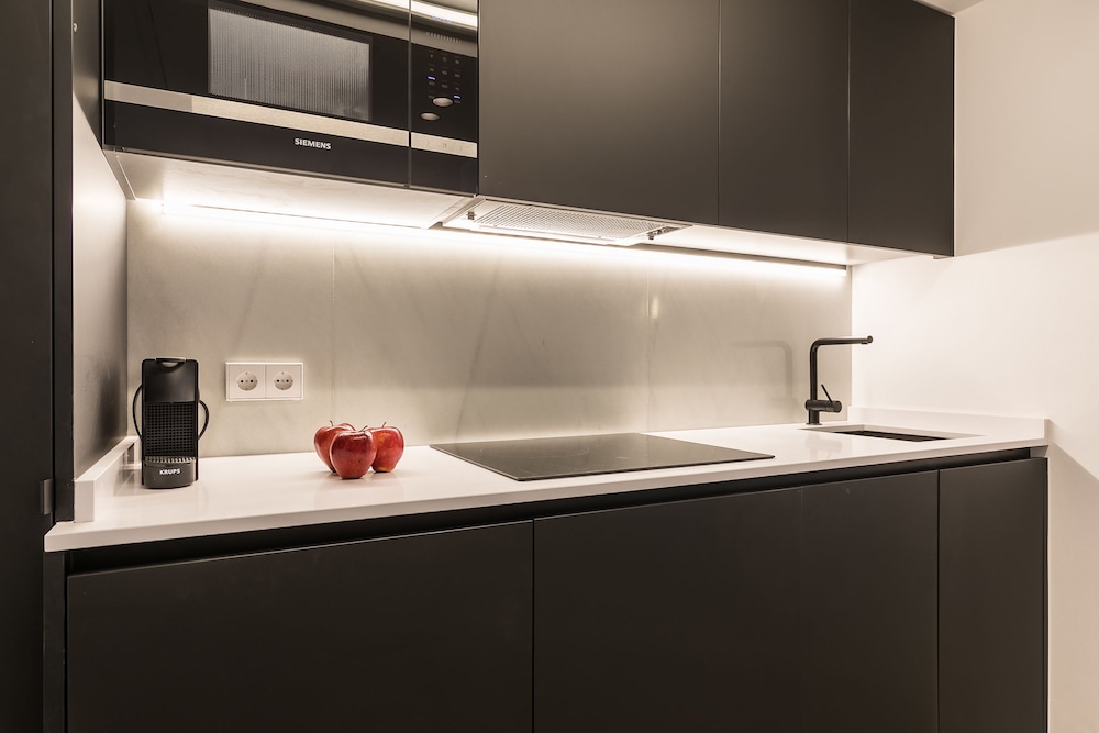 Feelathome Waldorf Suites Apartments 10/40
