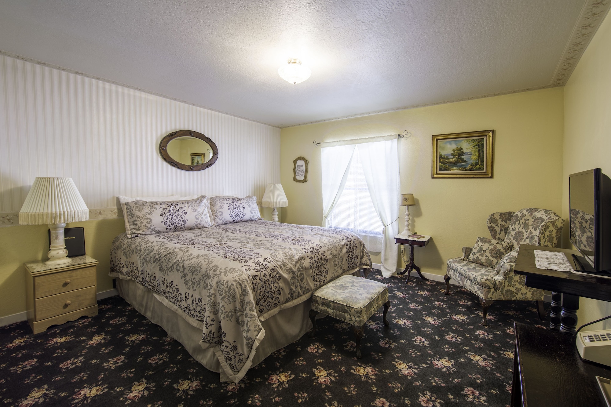 DELUXE, QUEEN BED