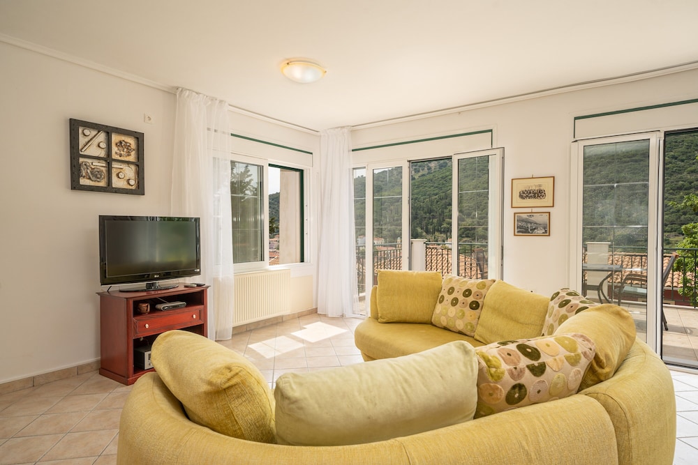 Faos Luxury Apartments 25/50