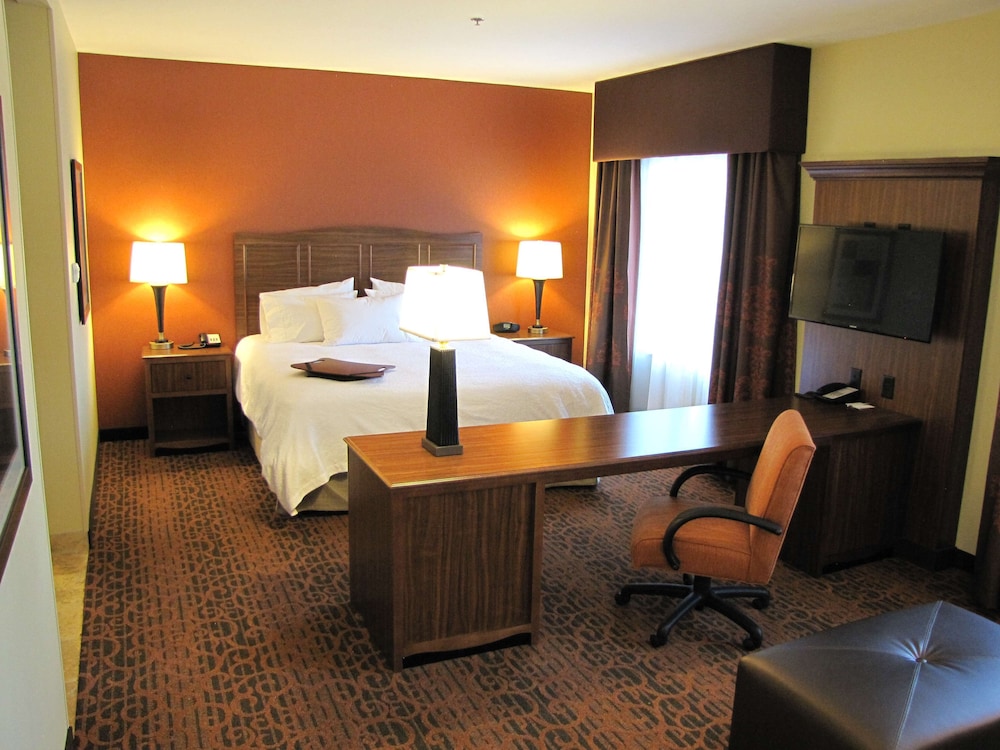 Hampton Inn and Suites Jamestown ND 24/26