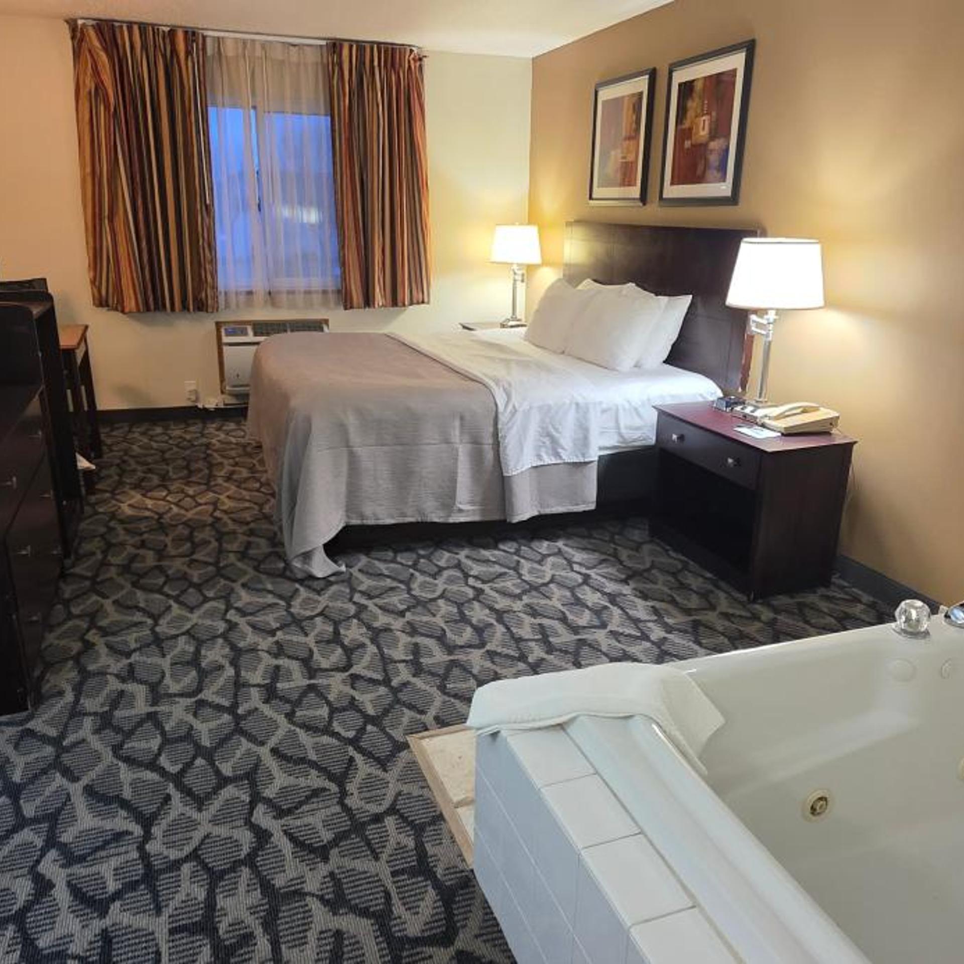 Suite, King Bed, Jetted Tub, Quality Inn & Suites Eldridge Davenport North 2/3