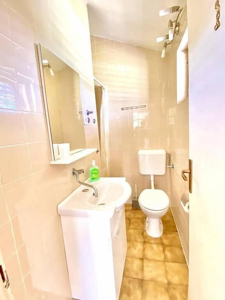 DRAGAN'S DEN HOSTEL 48/49