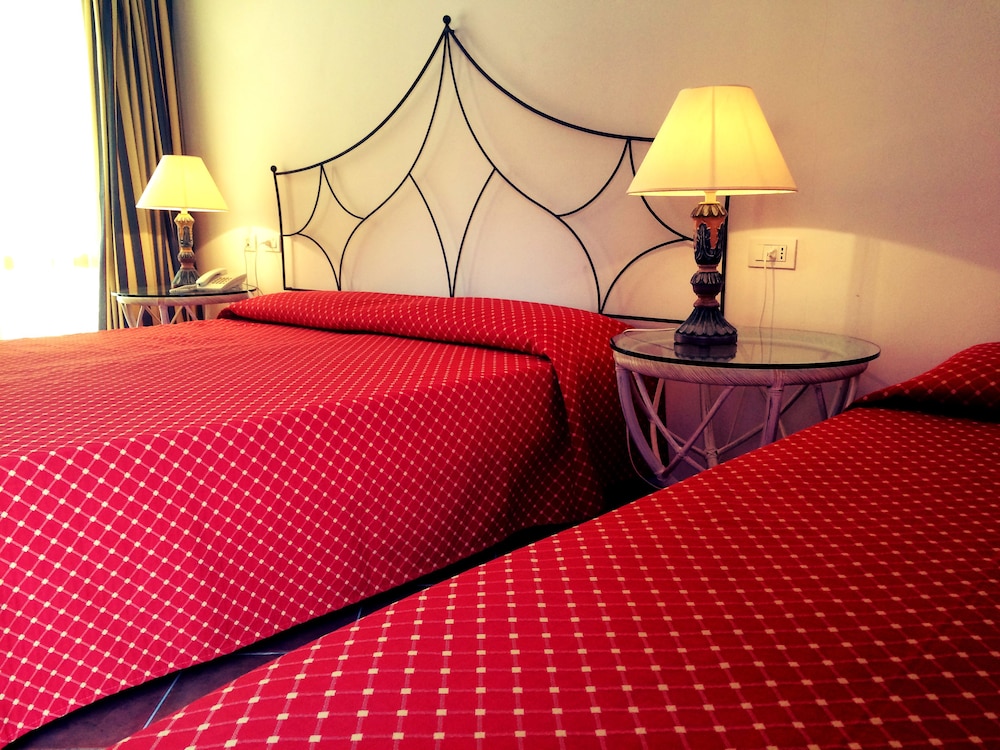 Hotel Monti Di Mola 33/61