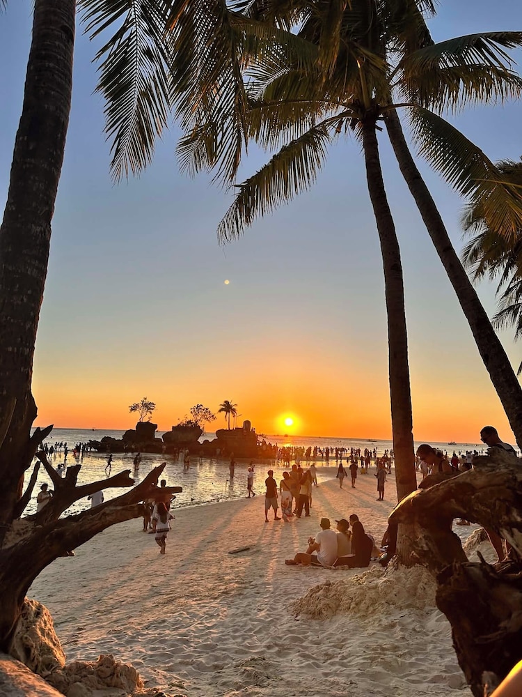 LA BELLA CASA DE BORACAY 51/57