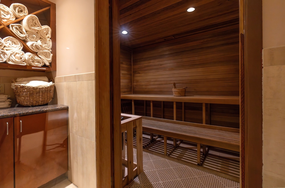 The Inn And Spa At East Wind 38/70