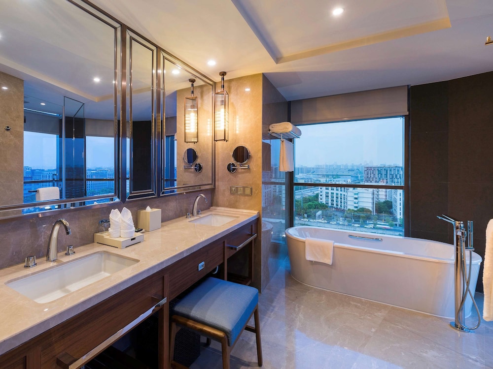 Novotel Shanghai Hongqiao 57/59
