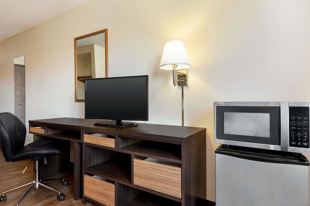 Super 8 by Wyndham Waco University Area 20/24
