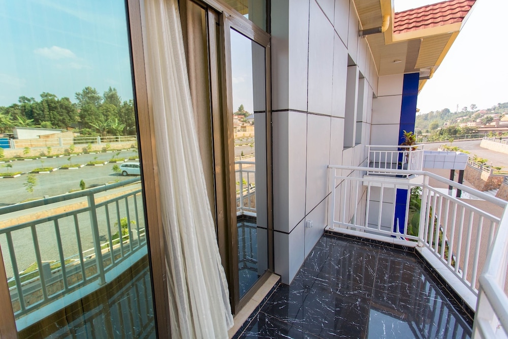 Dove Hotel 4/49