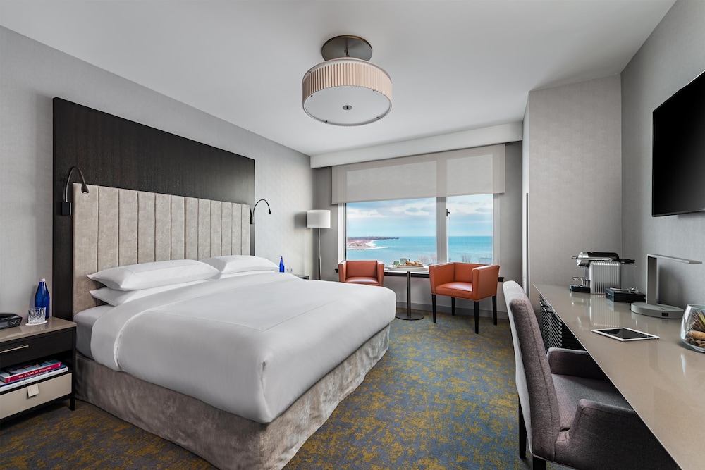 ROOM, KING BED, LAKE VIEW