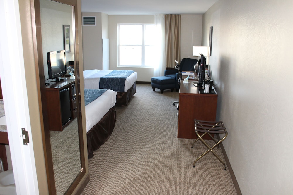 Comfort Inn & Suites Northern Kentucky 35/48