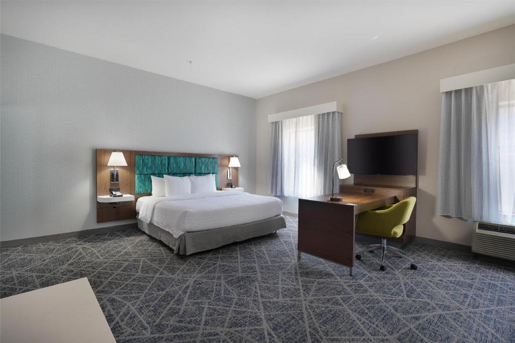 Studio, King Bed, Sofa, Accessible