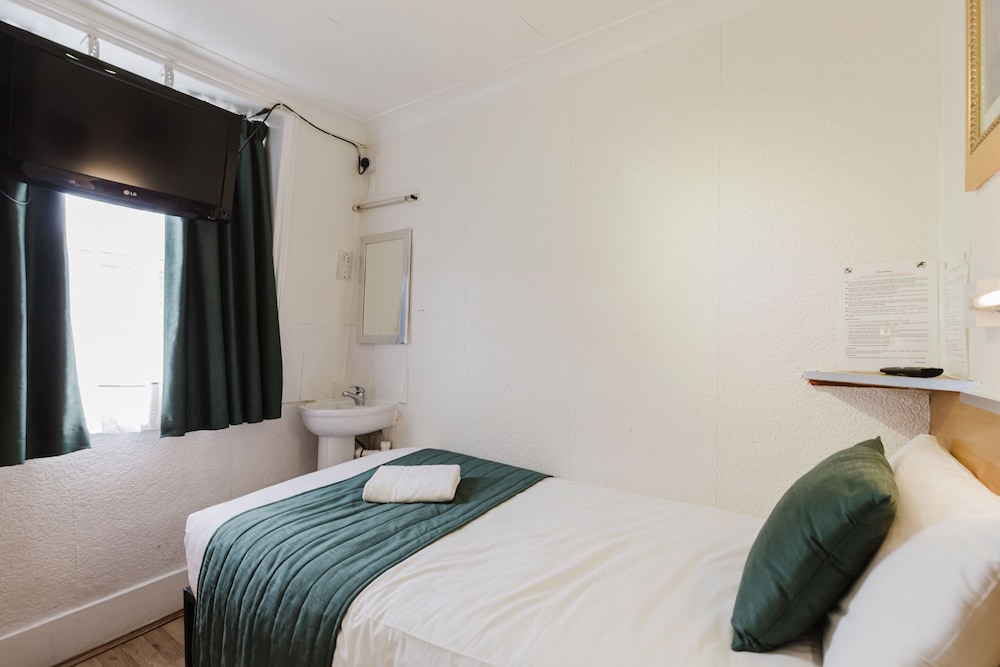 Falcon Hotel 28/50