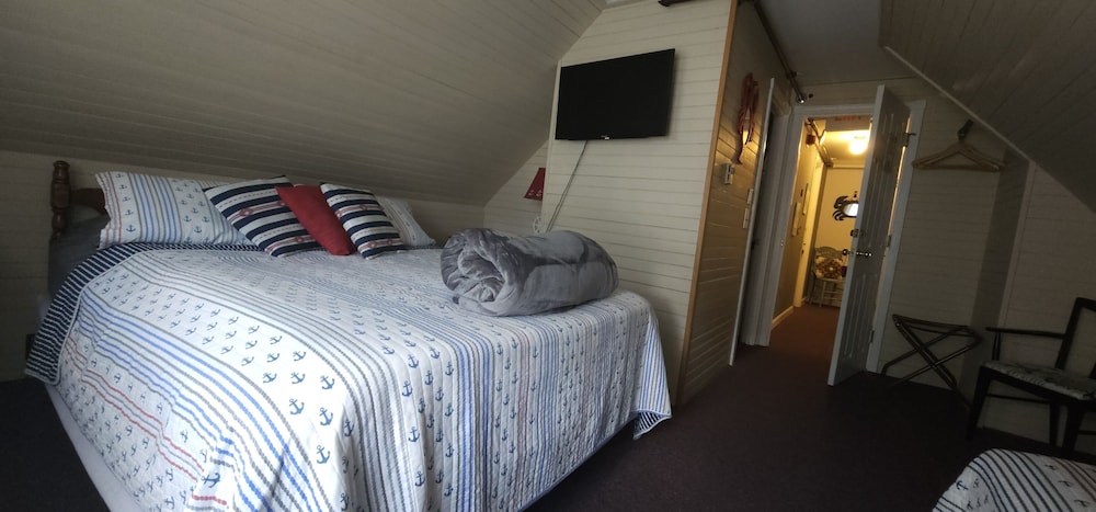 2 Bedrooms, Deluxe, Suite, 1 Single and 2 Queen Beds