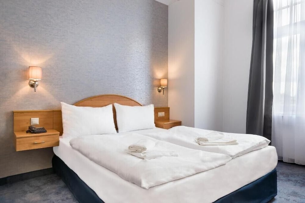 Room, Queen Bed, Balcony