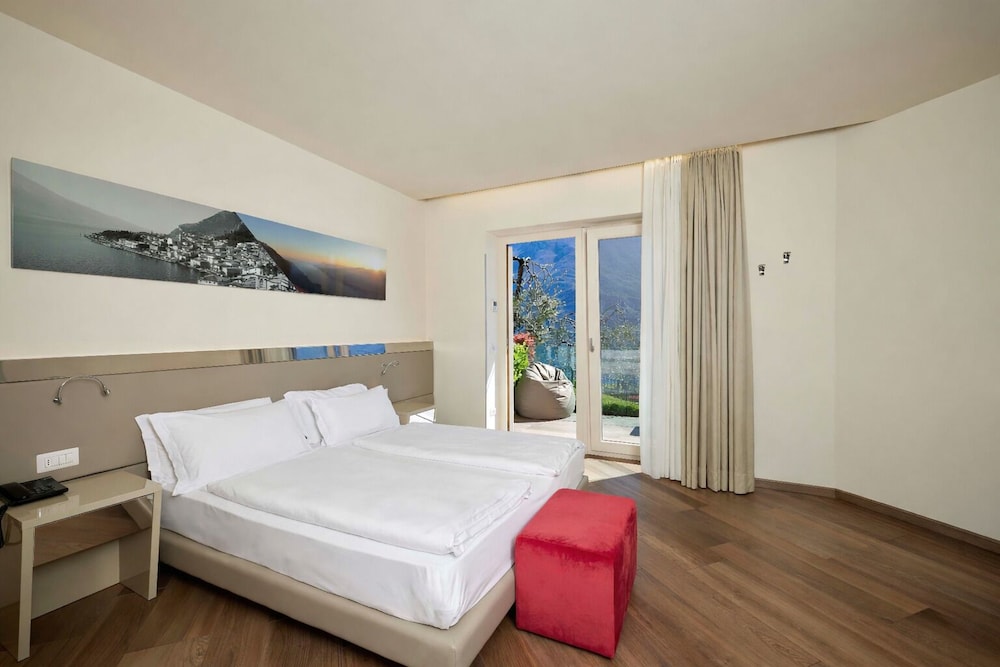 SUPERIOR, DOUBLE OR TWIN BED, GARDEN AREA