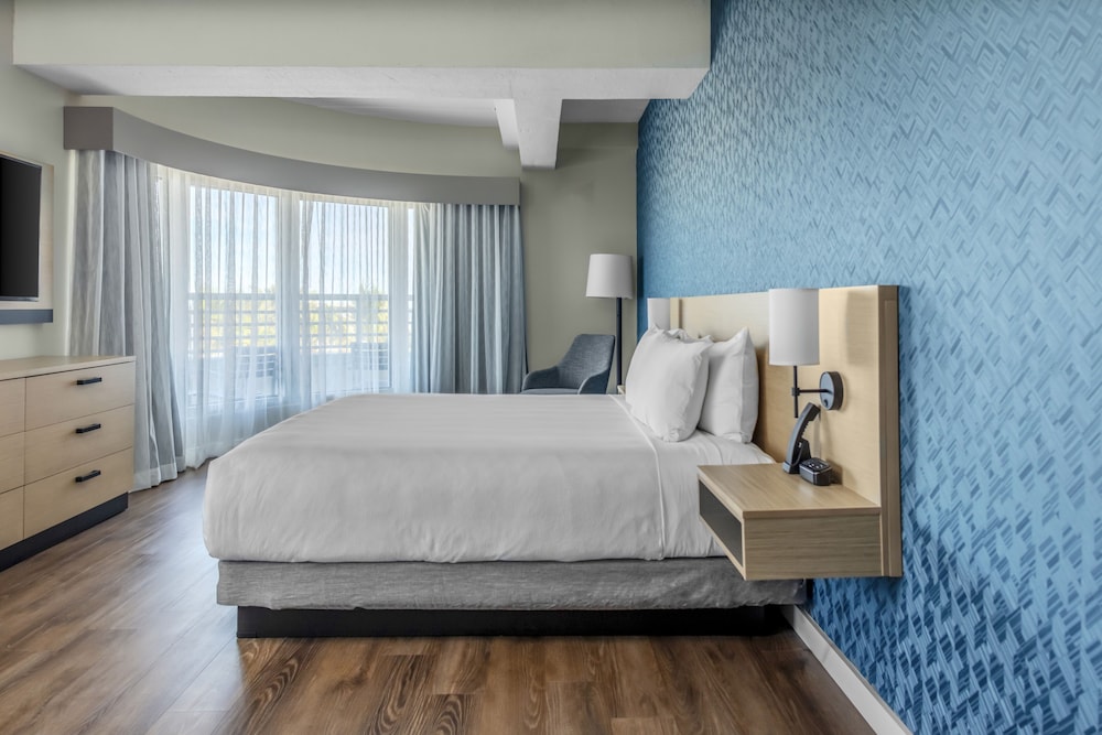 1 BEDROOM, SUITE, KING BED, SOFA, BALCONY
