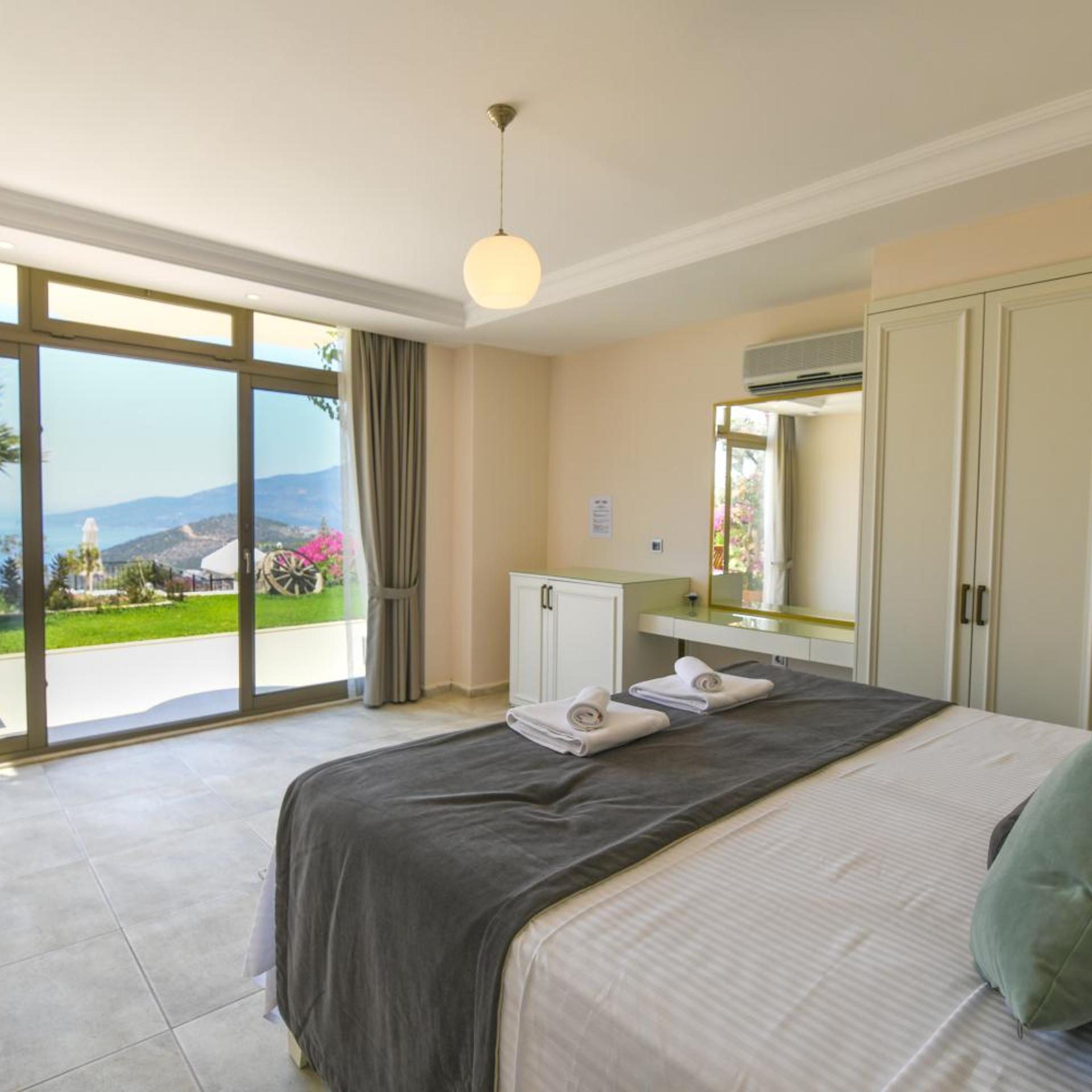 غرفة بسرير كينج بإطلالة على البحر، Mediteran Hotel 6/10