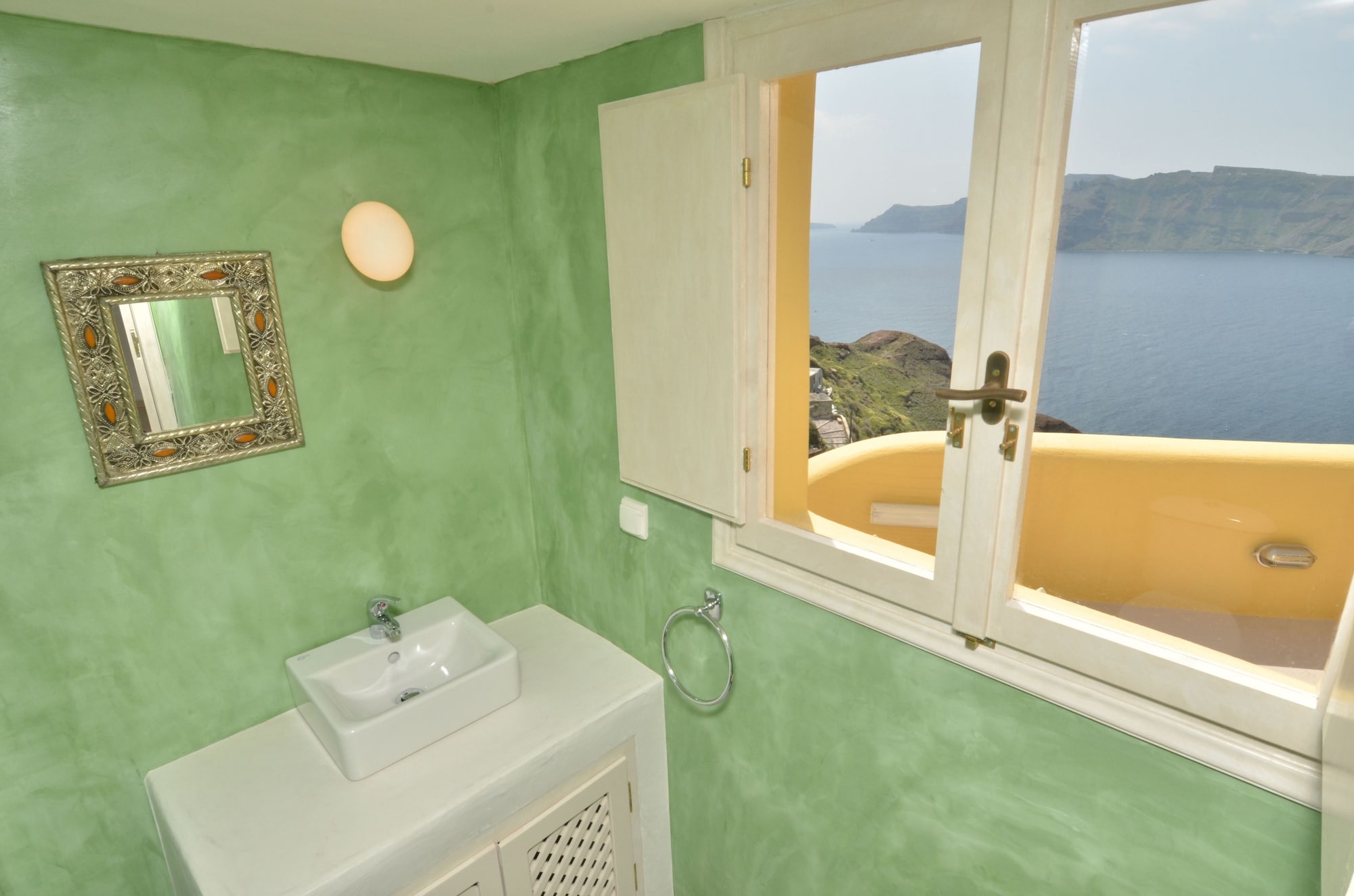 WIND HOUSE, VOLCANO VIEW