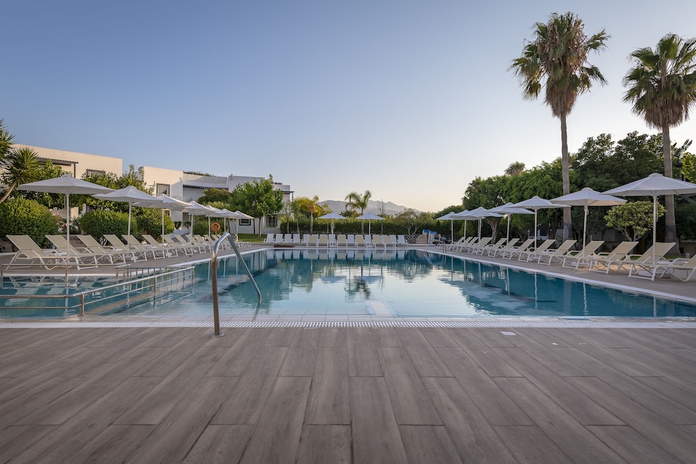 Alexandra Beach Hotel 12/37