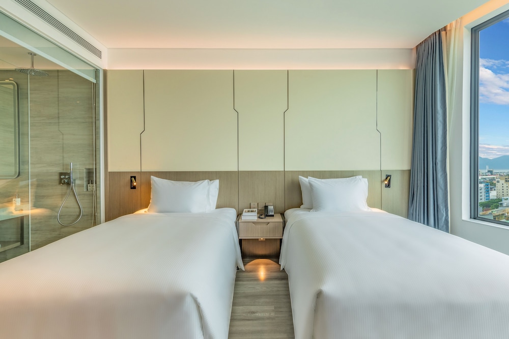 DELUXE, TWIN BEDS, PARTIAL SEA VIEW