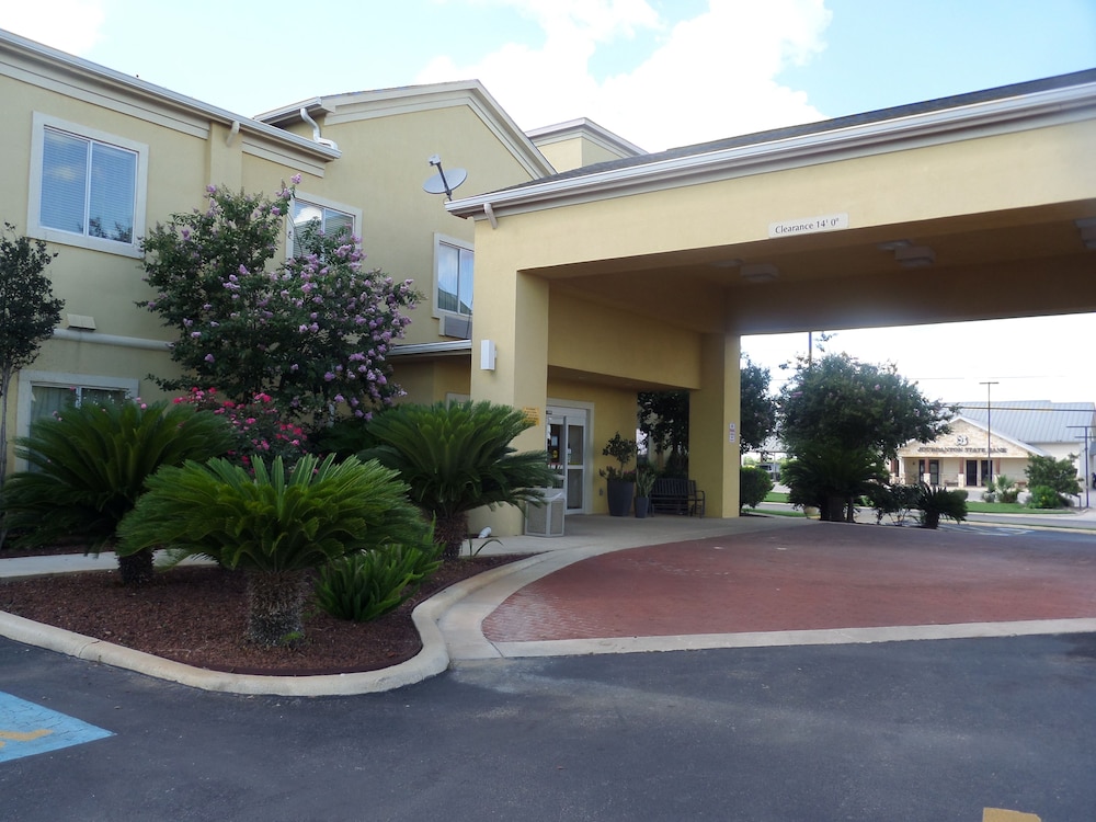 Baymont by Wyndham Pearsall 28/33