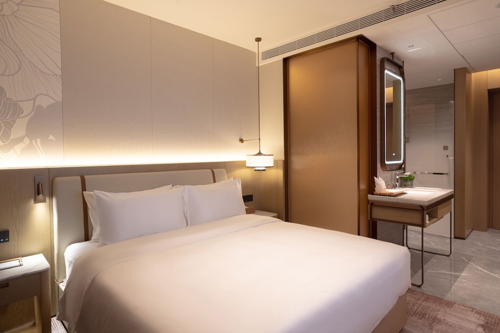 Superior, Queen Bed, City View