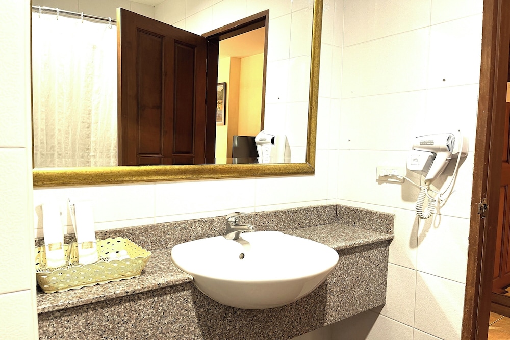 Aiyaree Place Hotel 74/75