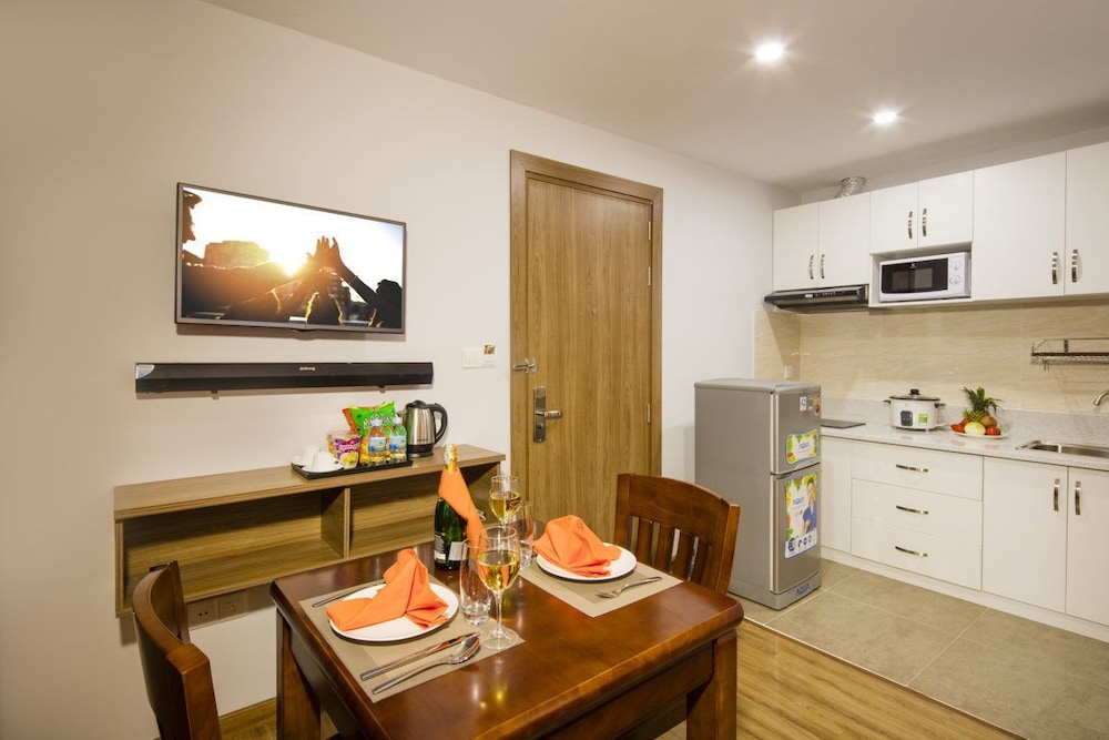 Maple Leaf Hotel & Apartment 68/75