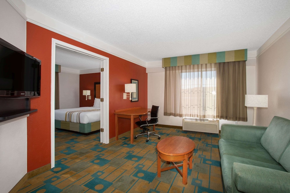 La Quinta Inn & Suites by Wyndham Denver Southwest Lakewood 21/43