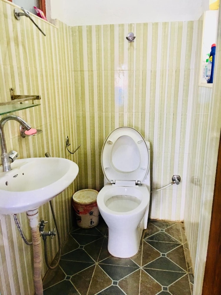 Sara's Backpackers Hotel 73/74