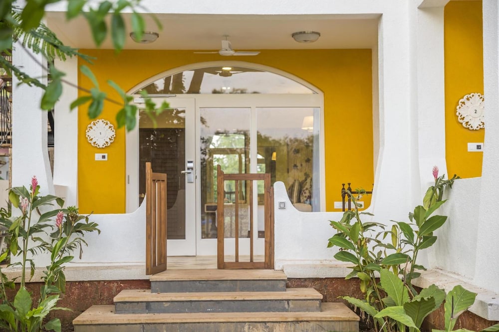 Acron Waterfront Resort 15/80