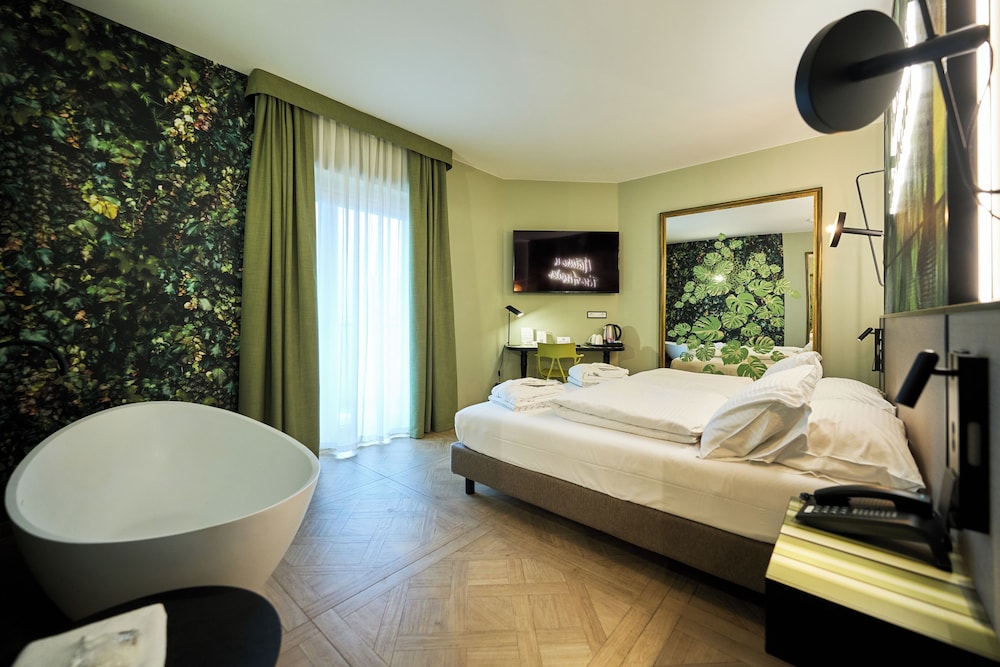 Superior, King Bed, Bath and Shower، Parc Hotel Flora 7/10
