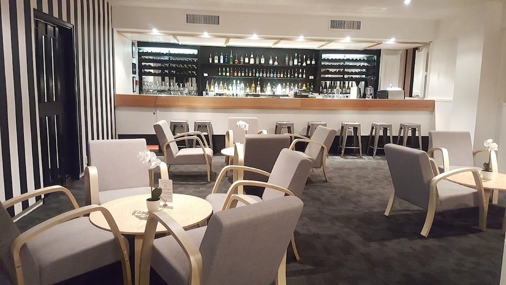 Bay Plaza Hotel 24/40