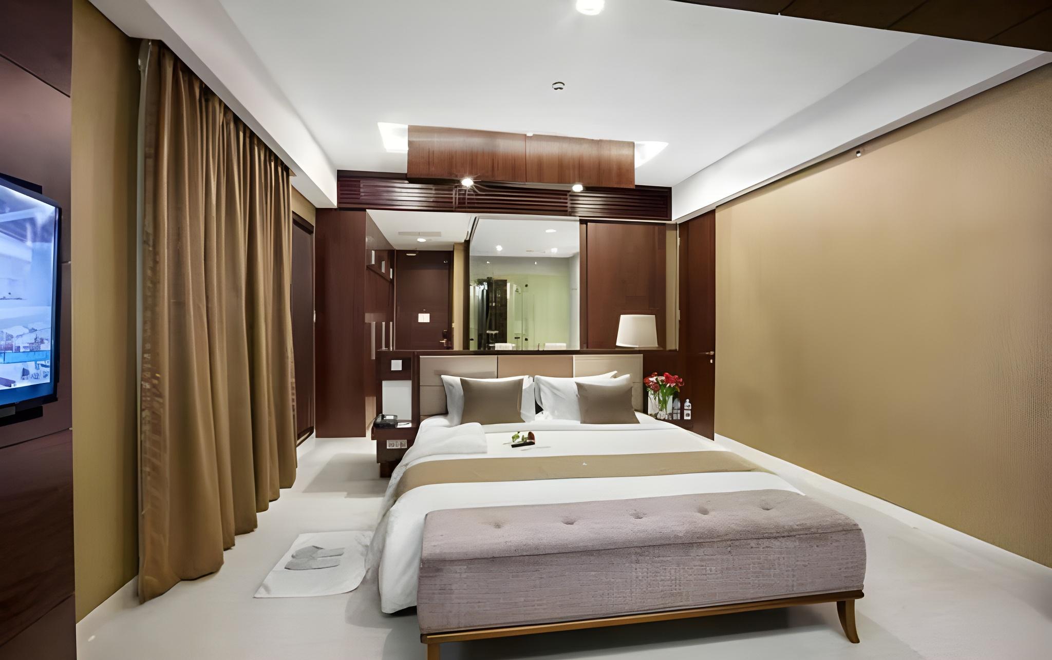 Super, Deluxe, Queen Bed