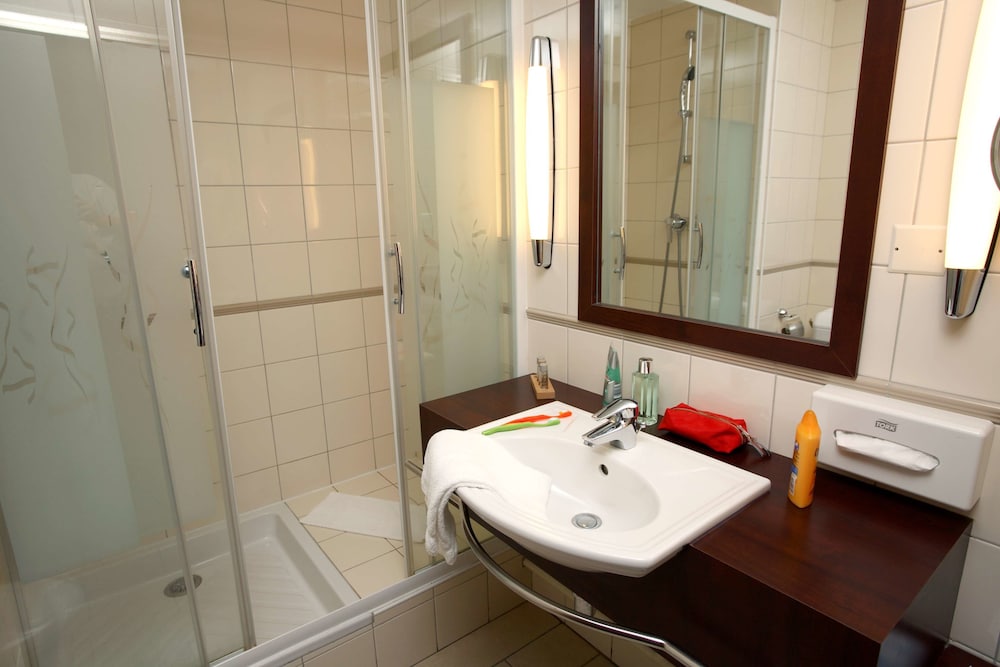 KYRIAD PRESTIGE CLERMONT FERRAND 9/76