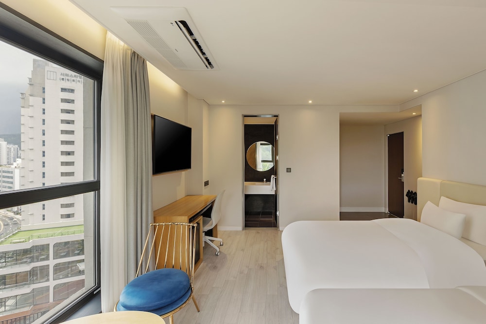 ROYAL, FAMILY, TWIN BEDS