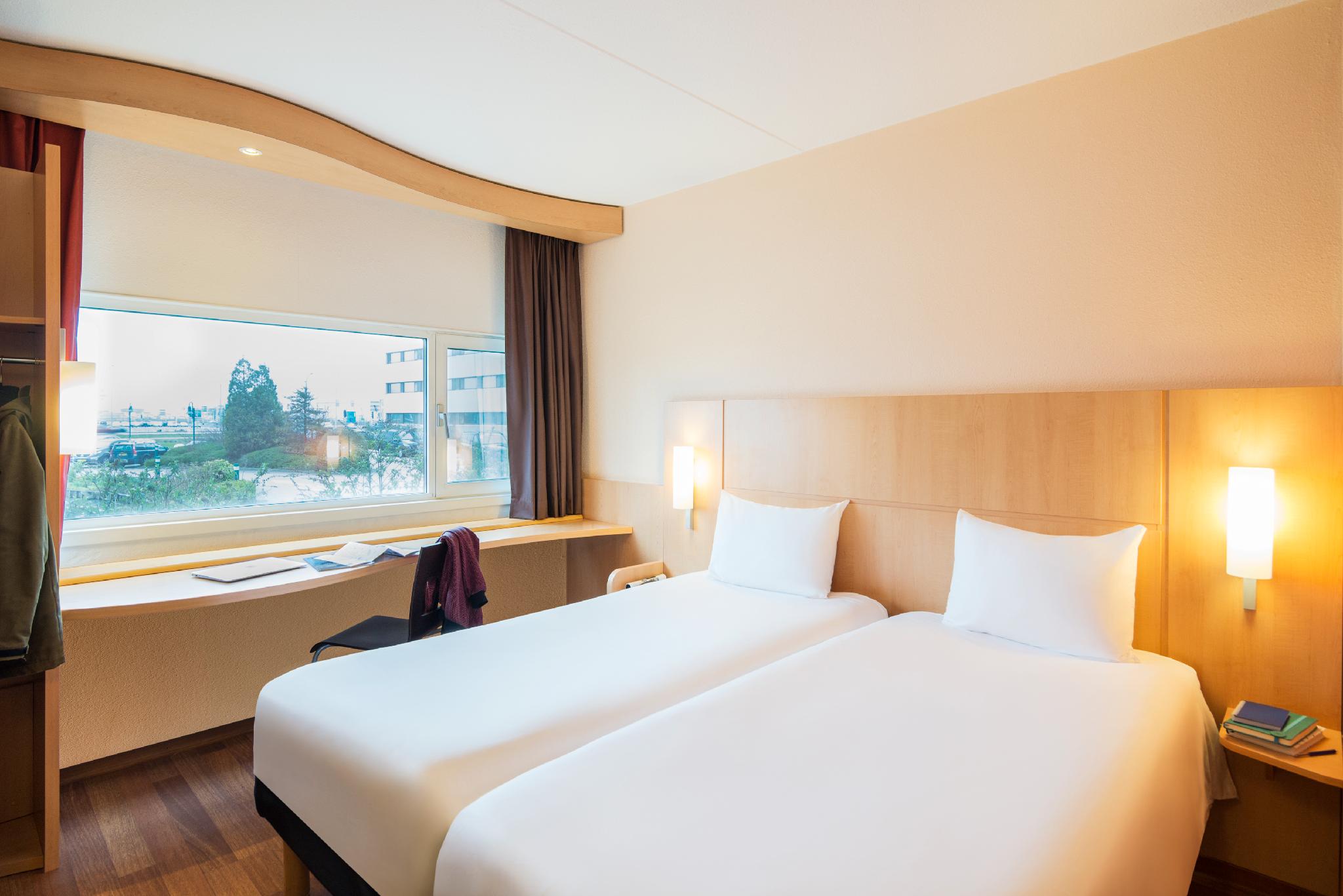 غرفة قياسية بسريرين منفصلين