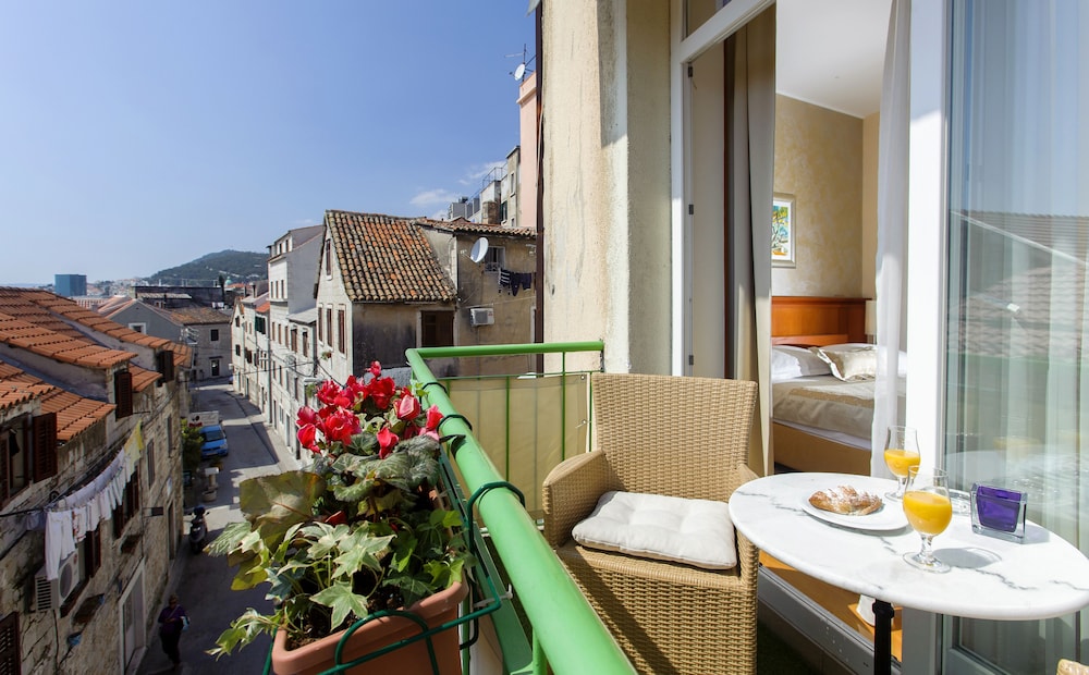 Hotel Royal Suites 73/73