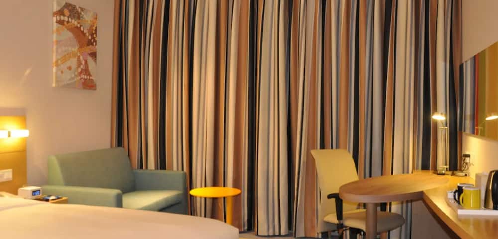 Holiday Inn Express Shanghai Zhenping 46/69