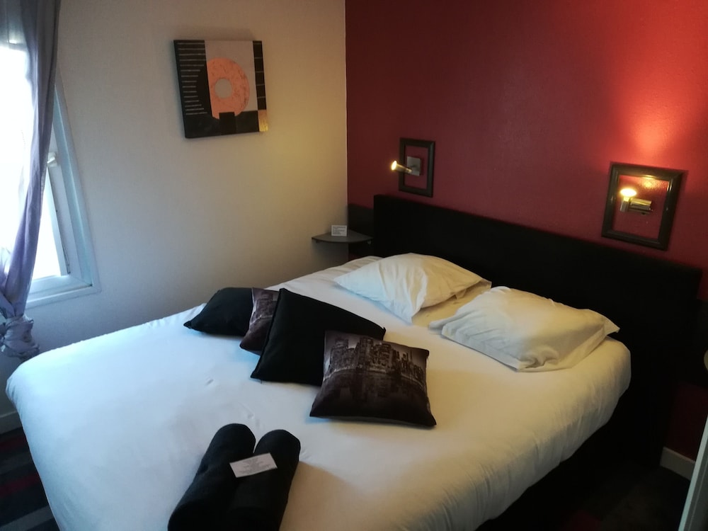 غرفة قياسية بسرير مزدوج، Kyriad Direct Saintes 4/10