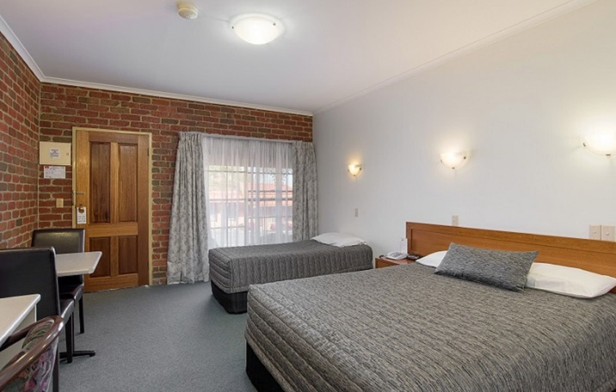 ROOM, TWIN BEDS