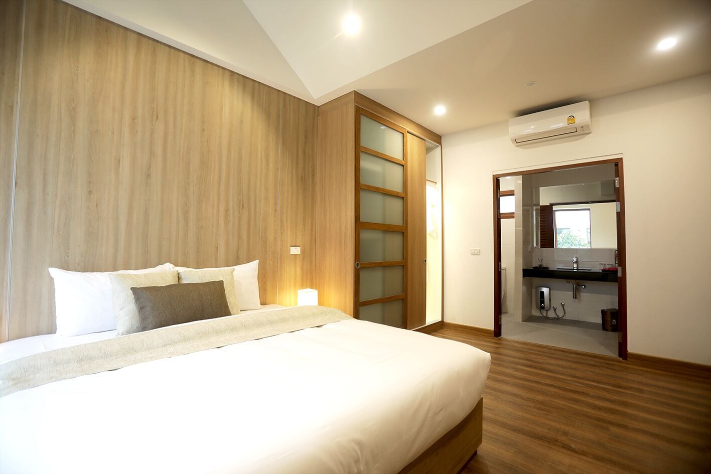 GRAND, KING BED