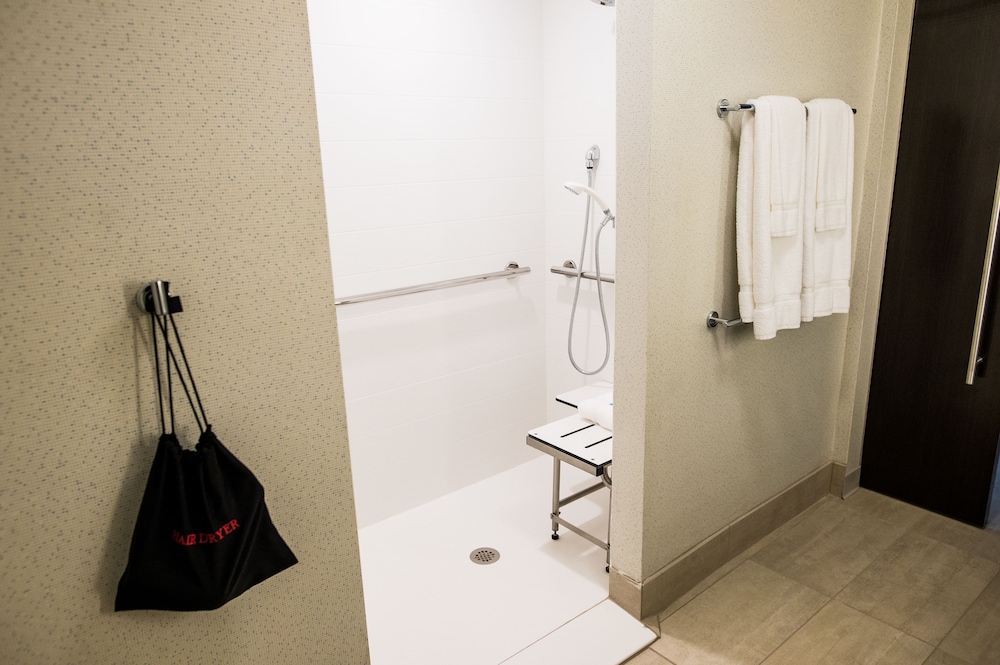 HOLIDAY INN EXPRESS & SUITES MARIETTA 17/35