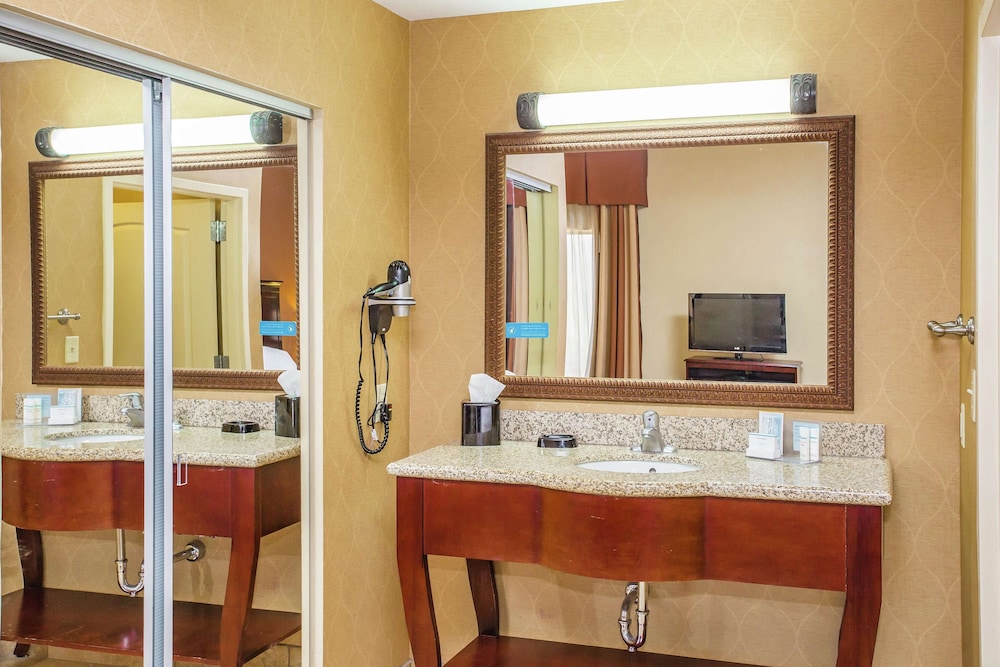 Hampton Inn and Suites Sevierville at Stadium Drive 19/40