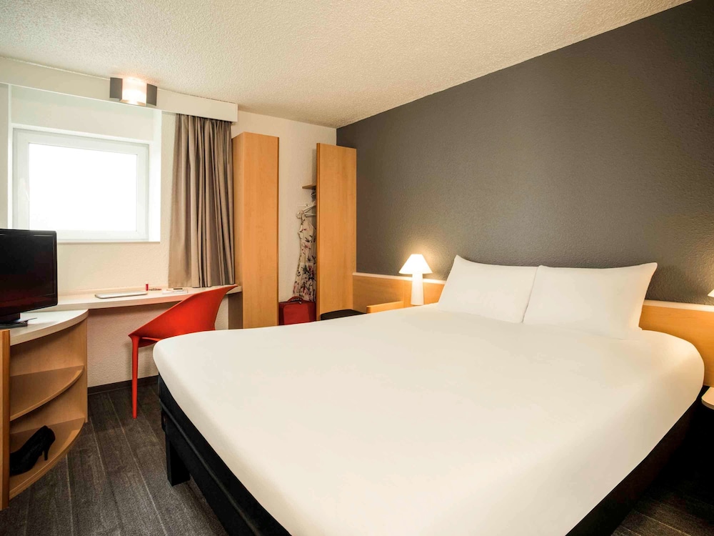 Ibis Orly Chevilly Tram 7 16/49